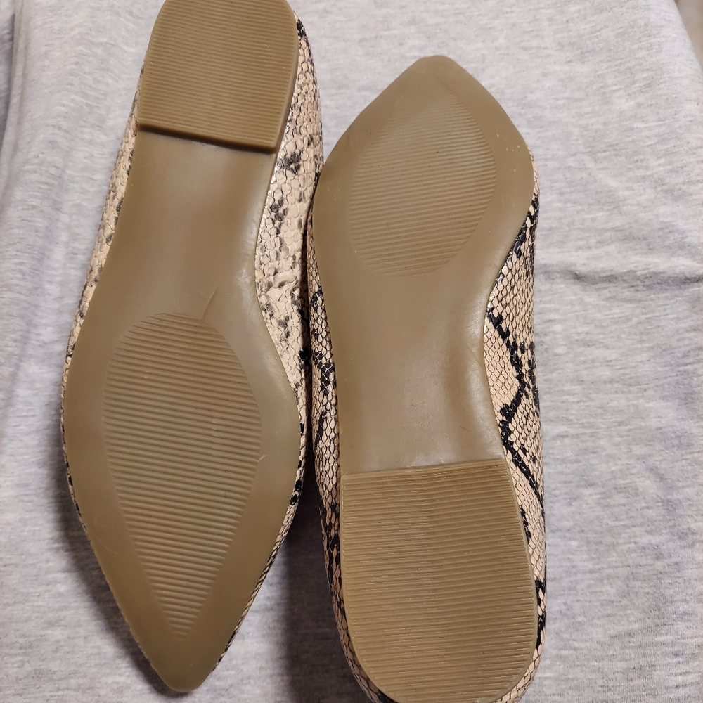 Woman flat shoe with snake skin print - Picture 3 of 4